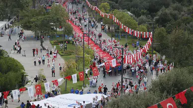 Antalya'da 20 bin kişilik fener alayında meşaleler '19 Mayıs' için yandı