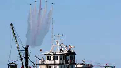 Samsun'da Türk Yıldızları, SoloTürk ve HÜRJET'in gösterisi nefes kesti