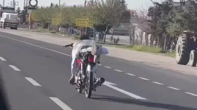 Motosikleti üzerine yatarak sürdü