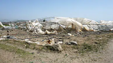 Hortumun domates seralarını yerle bir ettiği anlar kamerada