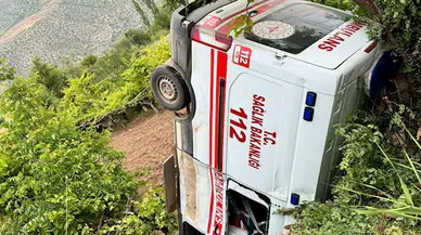 Siirt’te hasta almaya giden ambulans, 4 metre yükseklikten üzüm bahçesine düştü