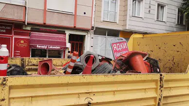 Edirne'de trafik akışı ve yayaların geçişini engelleyen dubalar toplatıldı
