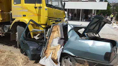 Yola çıkan köpek nedeniyle sürücüsü manevra yapan otomobil kamyonla çarpıştı: 3 ölü, 1 ağır yaralı