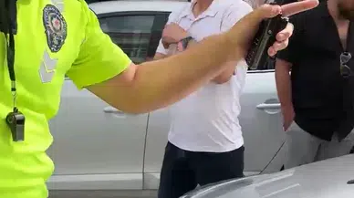 Kendisini uyaran trafik polisinin üzerine otomobilini sürdü