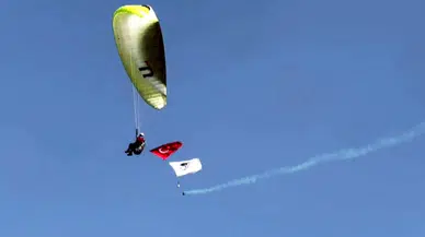 Yamaç paraşütçülerinden Türk bayraklı atlayış