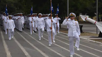 İzmir'de eğitimlerini tamamlayan sözleşmeli erler yemin ederek görevlerine başladı 