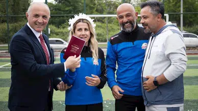 Ordu'da antrenör çiftin nikahı yeşil sahada kıyıldı