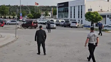 Çorum'da 6 yaşındaki çocuk babasının elindeki silah ateş alınca elinden yaralandı 