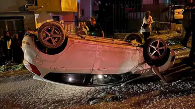 Kum yığınına çarparak devrilen otomobil sürücüsü yaralandı