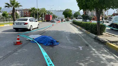 Makas atan motosikletin kasksız sürücüsü başını kaldırıma çarpıp öldü; kaza kamerada