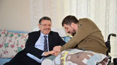 Trabzon Büyükşehir Belediye Başkanı Genç, bedensel engelli vatandaşın evine konuk oldu