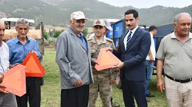 Gaziantep'te jandarmadan traktör sürücülerine reflektör