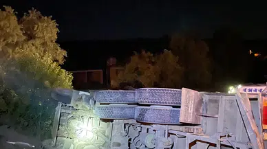 Göynük'te devrilen kamyonun sürücüsü yaralandı