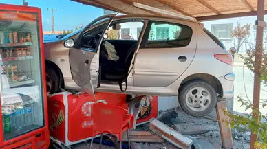 Kaldırıma çarpan otomobil, marketin önündeki dondurma dolabının üzerine çıktı