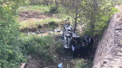 Çorum'da istinat duvarından düşen otomobildeki 3 kişi yaralandı