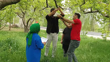 Niğde'de meyve ağaçlarına sinek tuzağı yerleştirildi