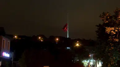 İstanbul- Milli yas nedeniyle bayraklar yarıya indirildi