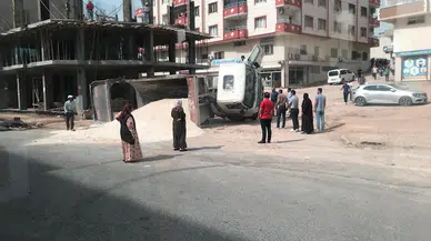 Nusaybin’de yükünü boşaltırken devrilen kamyonun sürücüsü yaralandı
