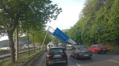 Hafif ticari aracın çarptığı yön levhası, yola devrildi
