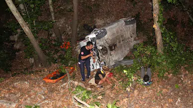 Polisten kaçan sürücünün otomobili 100 metrelik uçuruma yuvarlandı: 3 yaralı