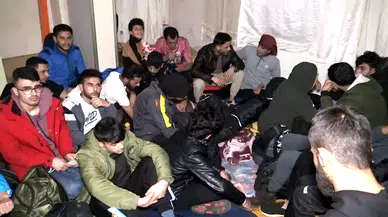İstanbul- Avcılar'da kaçak göçmen operasyonu; yakalansalar da kuruyemiş yemeye devam ettiler 