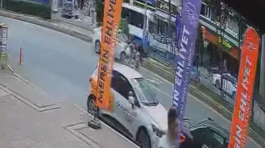 Mersin'de motosikletin yayaya çarptığı kaza kamerada