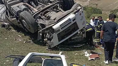 Şarampole devrilen TIR'ın sürücüsü öldü, yanındaki ağabeyi yaralı 