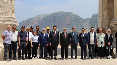 Vali Köşger Anavarza Antik Kent'te incelemelerde bulundu