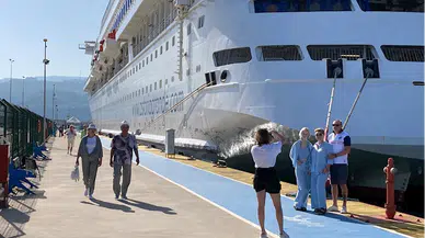 "Astoria Grande" kruvaziyeri 790 yolcusuyla Amasra'ya geldi