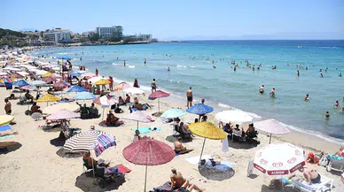 Kuşadası'nda tatilcilerden ücretsiz şezlong ve şemsiye kararına teşekkür