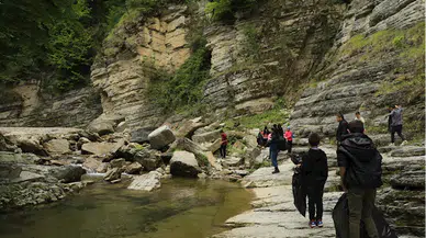 Öğrencilerden Samsun'un şelaleler bölgesinde çevre temizliği