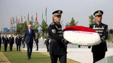 Kurtulmuş, Özbekistan’da Bağımsızlık Anıtı’na çelenk bıraktı