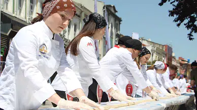 Edirne'de  22 metre uzunluğunda badem ezmesi yapıldı