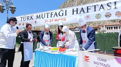 Amasya’da, Türk Mutfağı Haftası'nda vali ve belediye başkanı önlükleri takıp  “Şehzade Kebabı” yaptı