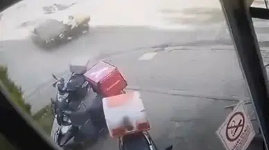 İstanbul- Ataşehir'de motorlu kurye ile otomobil kafa kafaya çarpıştı; kaza kamerada