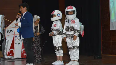 Mardin’de köy okulu öğrencileri, ‘Köyden indim uzaya’ oyununu sahneledi