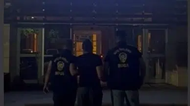 İzmir'de yakalanan, silahlı saldırı şüphelisinin 19 yıl kesinleşmiş hapis cezasının olduğu ortaya çıktı