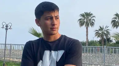 Mersin'de kamyonetle çarpışan motosikletteki 1 kişi öldü, 1 kişi yaralandı; kaza kamerada