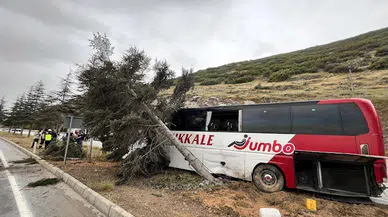 Isparta'da yolcu otobüsü ağaca çarptı: 11 yaralı