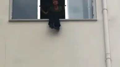 Taşınması kararı alınan okulda, pencereye çıkıp atlamaya kalkıştı