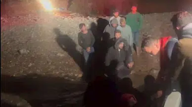 Yunan unsurlarınca itilip Karaada'ya çıkan 17 kaçak göçmeni Sahil Güvenlik kurtardı 