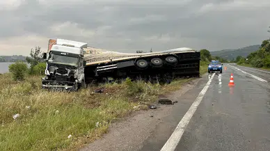 Kontrolden çıkan TIR'ın dorsesine karşı şeritten gelen otomobil çarptı: 3 yaralı