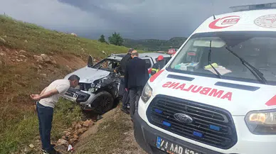 Hafriyat kamyonu ile çarpışan kamyonetteki polis memuru yaralandı 