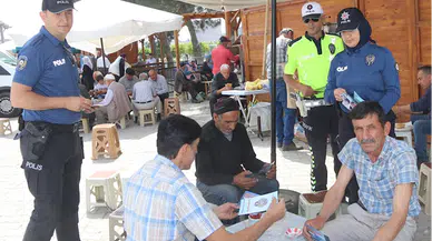Taşova'da polis, dolandırıcılık olaylarına karşı broşür dağıttı