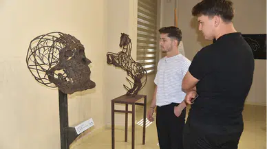 Düzce Üniversitesinde hurda ve atık metallerle tasarlanan heykeller sergilenmeye başlandı