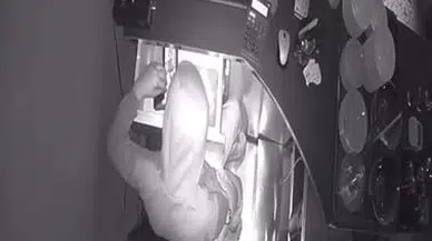 Sahibinden harçlık aldığı kafeteryadan 2 bin 500 lira çaldı