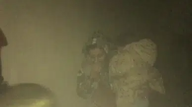 Apartmandaki yangında mahsur kalanları itfaiye kurtardı; o anlar kamerada