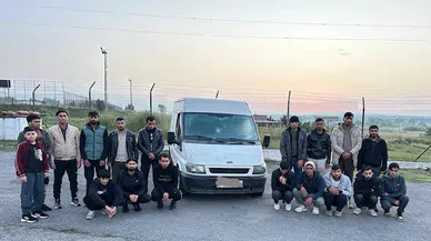 Tekirdağ'da kamyonet ve minibüste 51 kaçak göçmen yakalandı