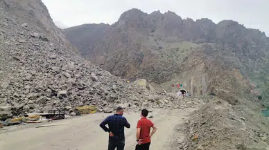 Artvin- Erzurum kara yolu heyelan nedeniyle kapandı