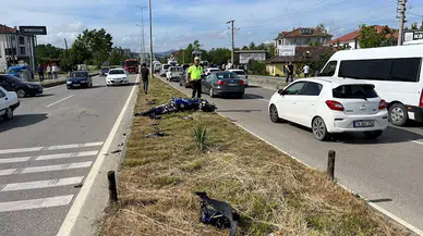 Ana yola çıkan minibüse çarptı, karşı şeritte aracın altında 70 metre sürüklendi; o anlar kamerada